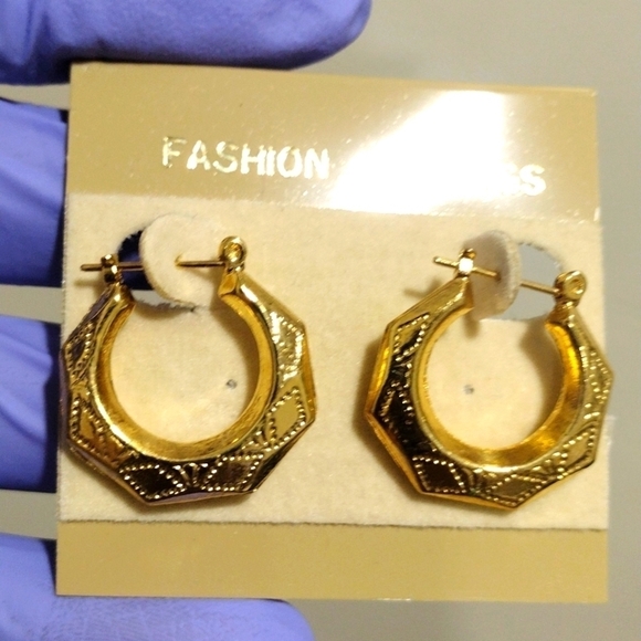 Women's Stunning Polished Gold-tone Chunky Design Hoop Teardrop Earrings - 1-in - Picture 1 of 4
